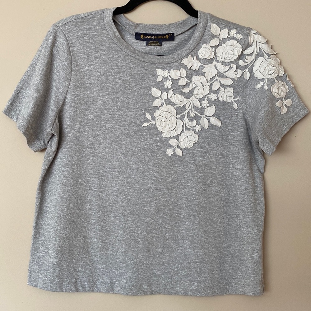 [S] Anthropologie Pankaj & Nidhi Embellished Floral T-Shirt | Gray and White